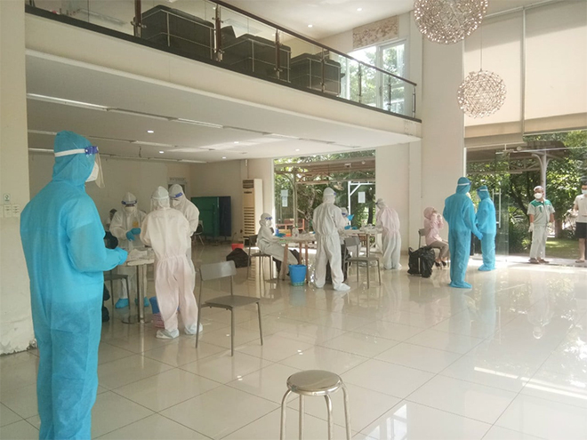 Nhân viên công ty Savista hỗ trợ lấy mẫu xét nghiệm tại chung cư