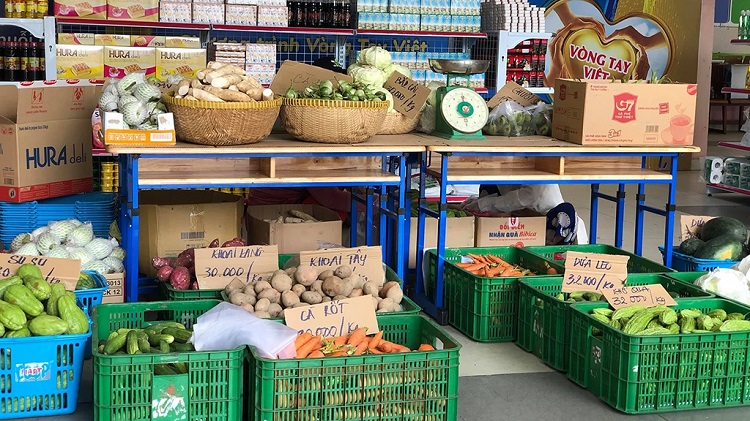 Chiều ngày 1/8, siêu thị mini 0 đồng đầu tiên tại Hà Nội được tổ chức thí điểm tại UBND phường Đức Thắng (Bắc Từ Liêm, Hà Nội) với hơn 60 mặt hàng khác nhau, từ thực phẩm khô đến các thực phẩm tươi, gia vị, rau củ quả…