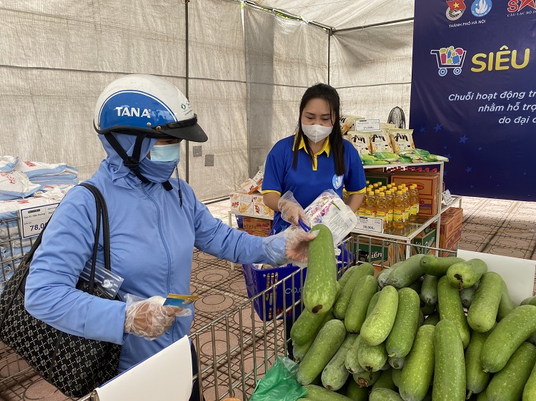 Trong những ngày đầu mở cửa, người dân có phiếu lần lượt tới xếp hàng, sau đó được khử khuẩn, khai báo y tế và đi thẳng vào siêu thị đặc biệt ngay trong sân UBND phường. Trung bình mỗi ngày, siêu thị phục vụ từ 150 – 200 người.