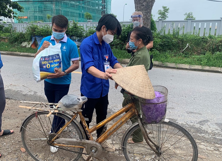 Đối với người dân bị mắc kẹt tại khu cách ly phong toả không thể ra ngoài, những chuyến xe yêu thương của ban tổ chức sẽ mang hàng hóa, nhu yếu phẩm đến tận nơi với tiêu chí không ai bị bỏ lại phía sau, đồng lòng cùng nhau vượt qua đại dịch.