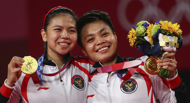 Greysia Polii&nbsp; (trái) và Apriyani Rahayu mang về tấm HCV đôi nữ môn cầu lông ở Olympic Tokyo cho Indonesia