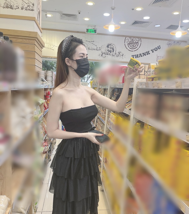Hình ảnh Phan Thị Mơ mặc đầm quây, để lộ vòng 1 gợi cảm khi đi siêu thị mua đồ thu hút sự chú ý của fan.
