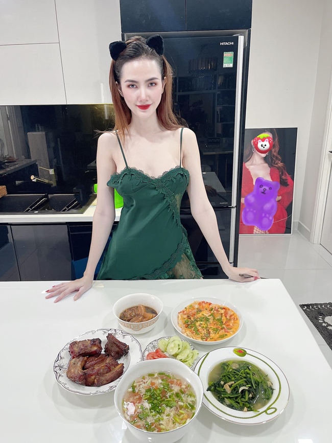 Khi Tp.HCM giãn cách xã hội để phòng chống dịch Covid, Phan Thị Mơ cũng như bao người dân khác đều tuân thủ quy định của Chính phủ. Ở nhà, Hoa hậu trổ tài nấu ăn, vào bếp. 
