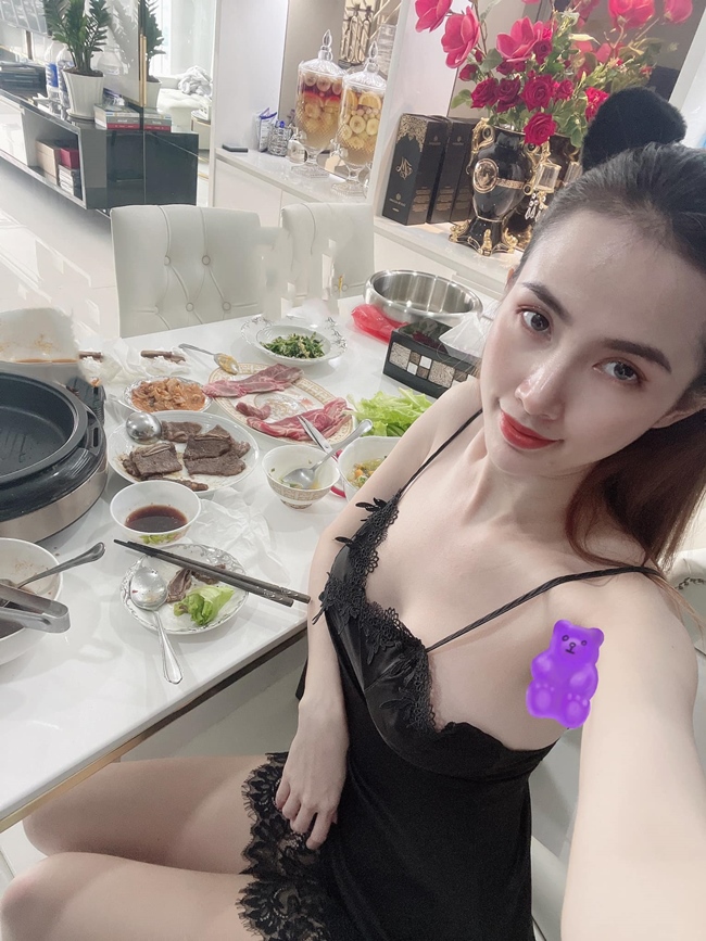 Trang phục mặc nhà của người đẹp phim Kiều @ thu hút sự chú ý của người hâm mộ. Theo đuổi phong cách gợi cảm, khi ở nhà Phan Thị Mơ hầu như chỉ mặc váy ngủ để thoải mái, tiện lợi cho các hoạt động cá nhân.&nbsp;
