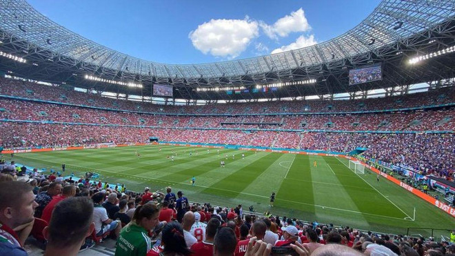 Cảnh tượng trên sân vận động Puskas Arena ở thủ đô Budapest – Hungary, khiến nhiều người bất ngờ nhưng không phải là không có lý do. Ảnh: Instagram