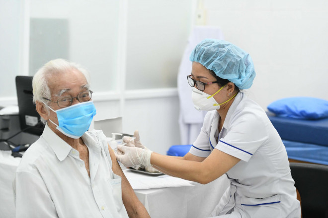 Tiêm vắc-xin Moderna cho người lớn tuổi tại Viện Y dược học dân tộc TP HCM (quận Phú Nhuận, TP HCM) - Ảnh: Hoàng Triều