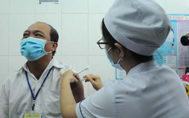 Tiêm thử nghiệm lâm sàng vắc-xin Covid-19 cho tình nguyện viên tại Long An - Ảnh: Thanh Phong
