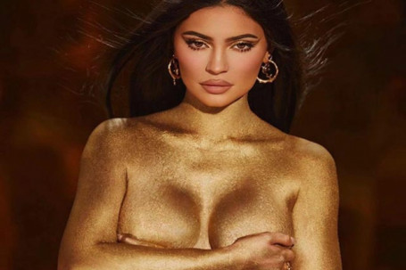 Kylie Jenner mặc “áo” dát vàng 24K mừng sinh nhật tuổi 24