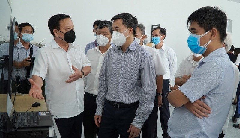 Lãnh đạo tỉnh Bình Dương và Thứ trưởng Bộ Y tế Trần Văn Thuấn tại buổi đưa 2 bệnh viện dã chiến Bình Dương vào hoạt động