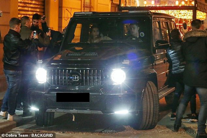 Cristiano Ronaldo &#34;thả dáng&#34; bên Mercedes-AMG G63 bản độ Brabus G V12 900 - 2