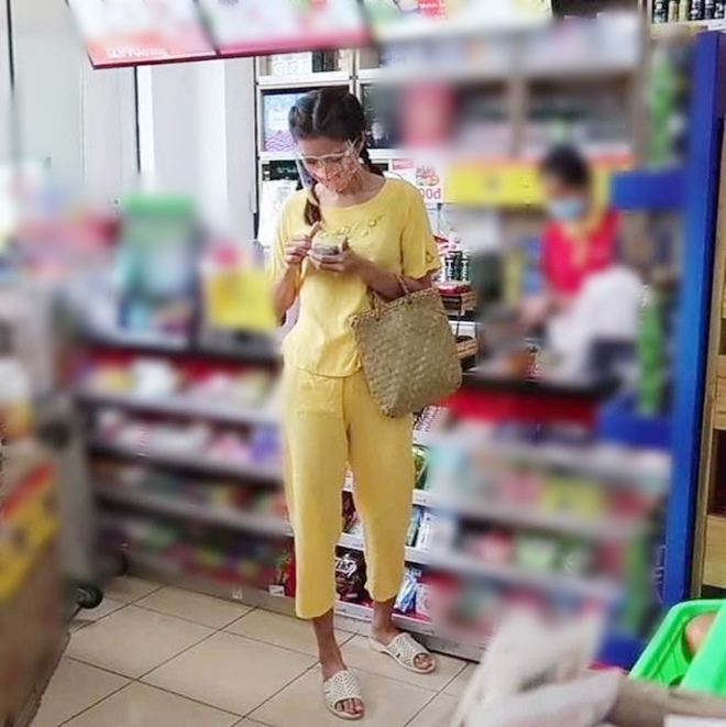 Hoa hậu Phan Thị Mơ diện đầm quây đi siêu thị, Minh Tú lại xuề xòa xỏ dép tổ ong - 1