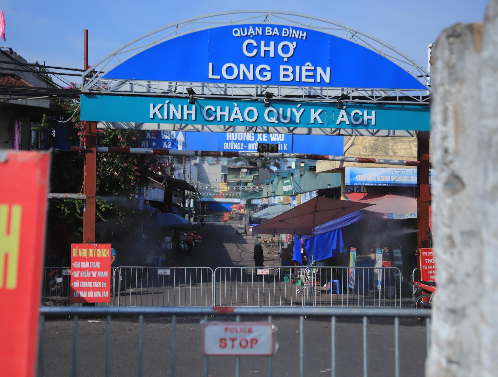 Lực lượng chức năng đã phong toả toàn bộ chợ Long Biên.