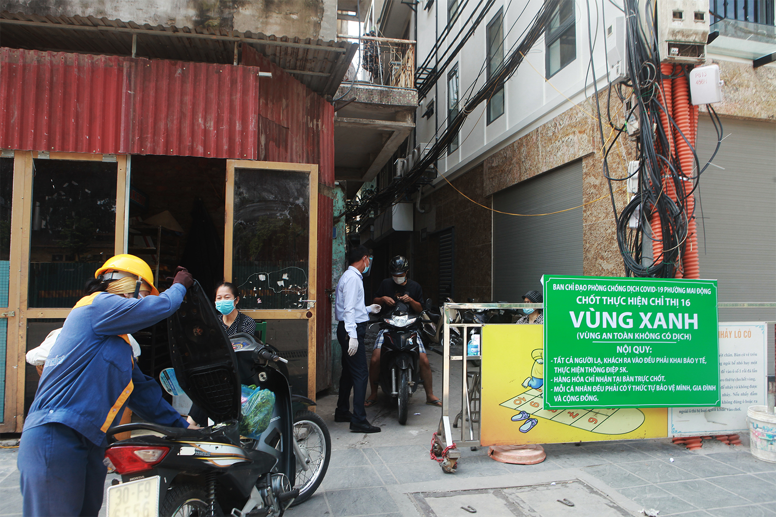Để thực hiện mục tiêu giữ yên khu vực chưa có ca nhiễm, tại quận Hoàng Mai (Hà Nội) có 2 phường Mai Động và Đại Kim đã lập nhiều “vùng xanh” an toàn tại nhiều khu dân cư và tòa chung cư.