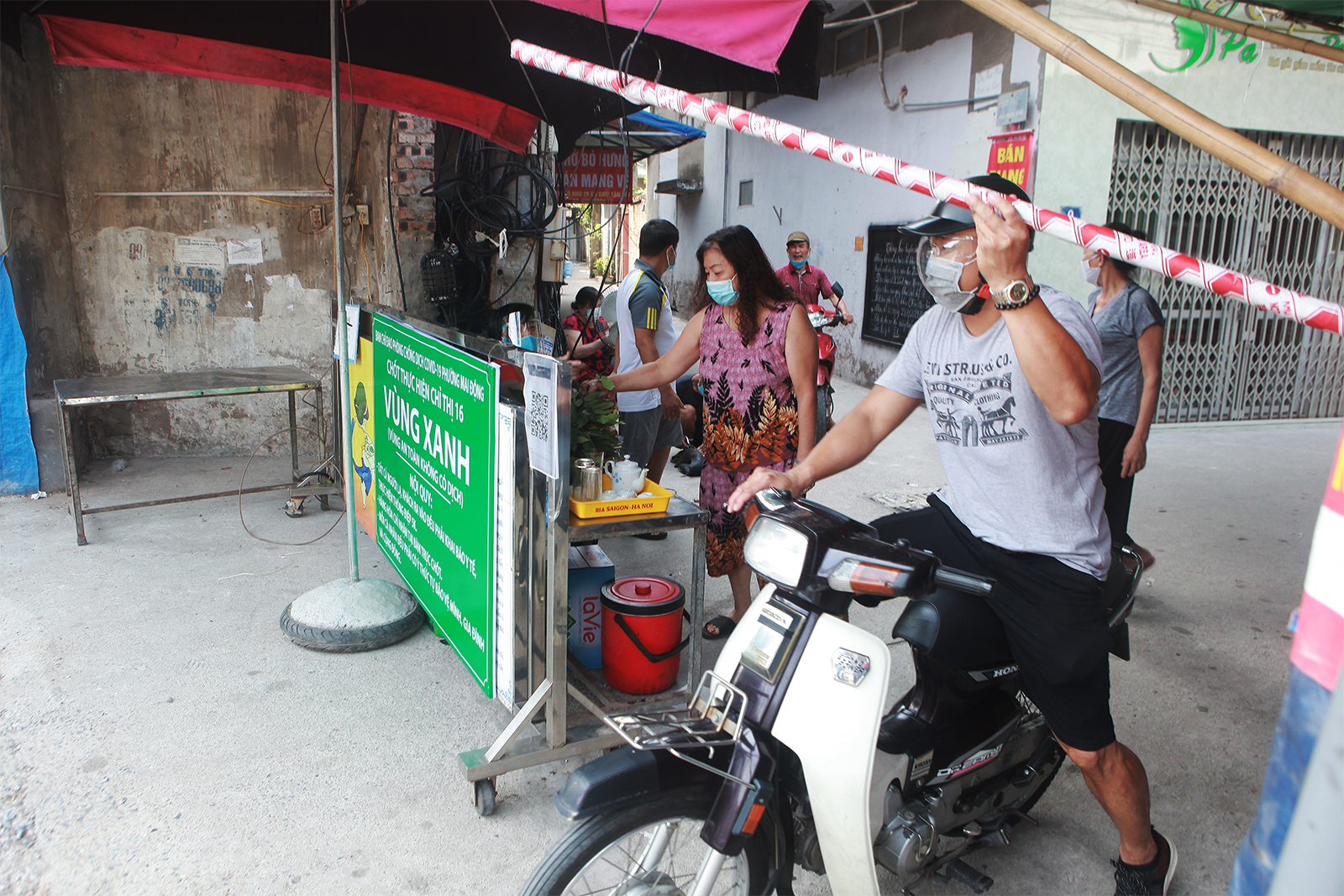 Anh Lê Văn Hưng, người dân sinh sống trong khu phố dân cư số 9 trên phố Minh Khai cho biết: “Là người dân sinh sống tại khu vực, tôi rất đồng tình với chủ trương của phường Mai Động thiết lập “vùng xanh” nhằm hạn chế người dân ra đường trong thời điểm giãn cách xã hội, đảm bảo an toàn trong công tác phòng chống dịch”.