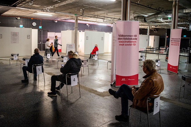 Người dân Thụy Điển chờ đến lượt tiêm vaccine tại một địa điểm ở Stockholm.
