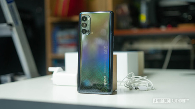 Oppo Reno4 Pro vẫn đi kèm phụ kiện trong hộp.