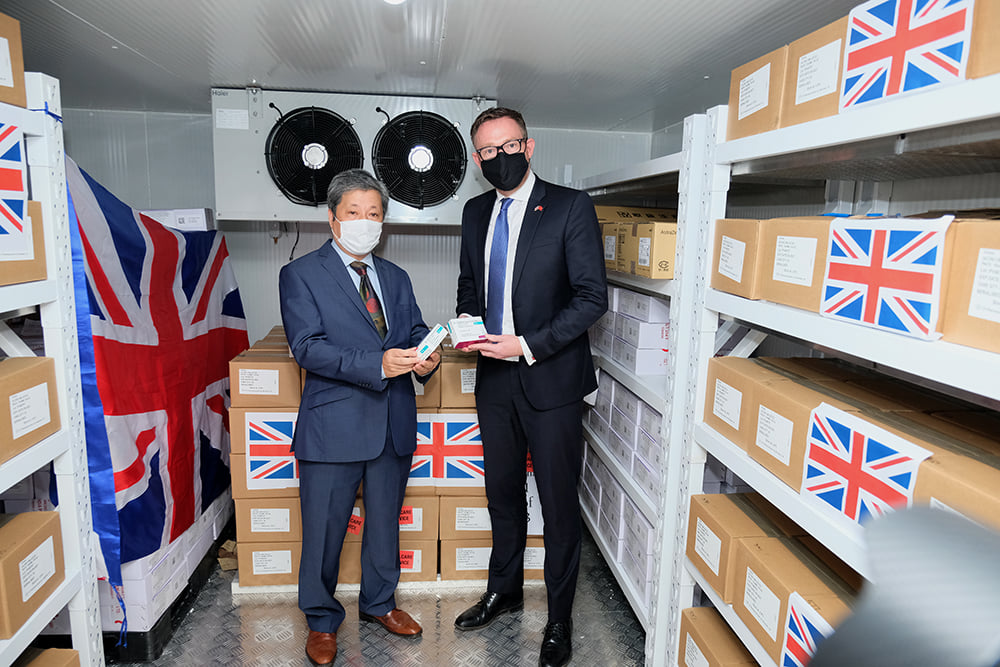 Tham tán Đại sứ quán Vương quốc Anh tại Việt Nam&nbsp;đã trao 415.000 liều vắc-xin AstraZeneca do Chính phủ Anh tài trợ giúp Việt Nam chống dịch COVID-19.