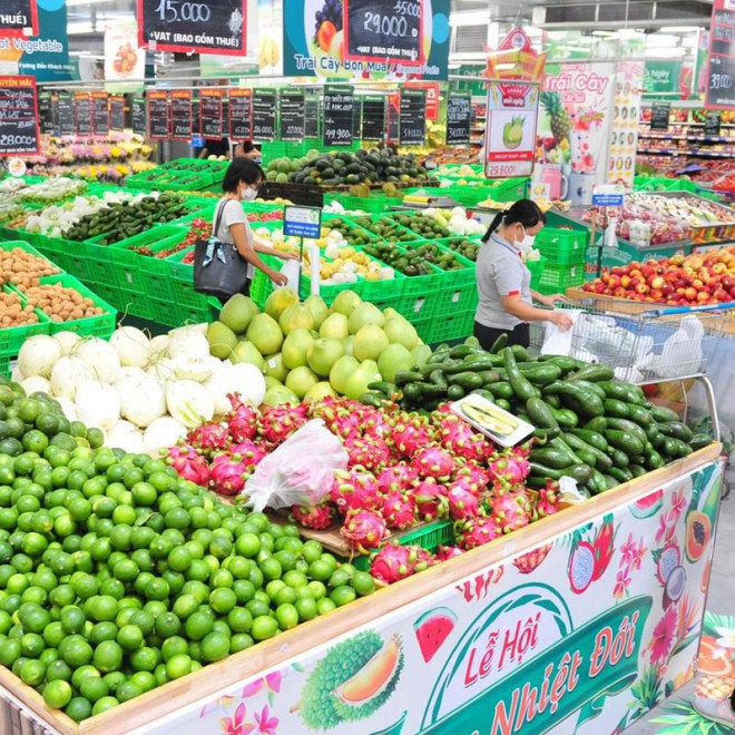 Người dân mua sắm tại MM Mega Market An Phú.