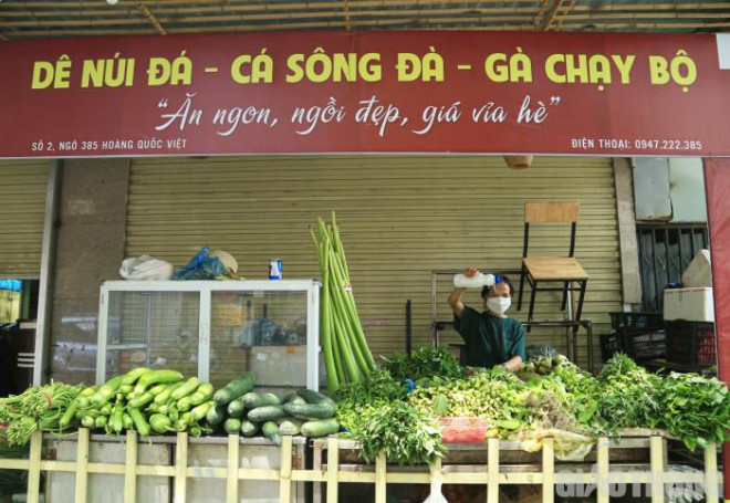 Từ chủ một chủ shop quần áo, chị Cù Thị Hoàn (phường Nghĩa Tân, quận Cầu Giấy) đã tạm thời thuê lại mặt bằng của một nhà hàng để bán rau, củ, quả.