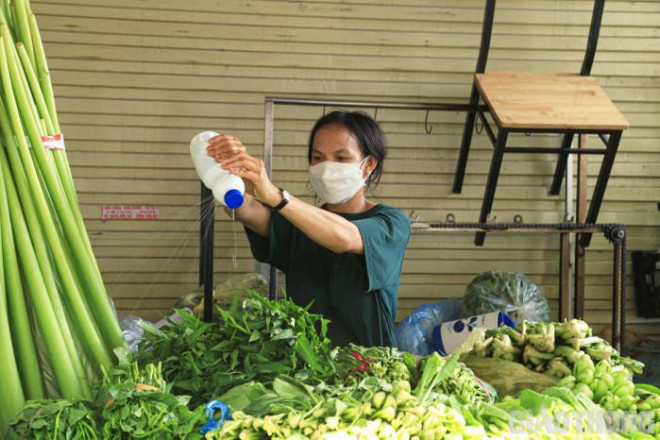 Chị Hoàn cho biết, trong thời gian giãn cách, quần áo là mặt hàng không thiết yếu vì vậy chị đã quyết định chuyển đổi mô hình để thích ứng và bắt kịp với tình hình thực tế.