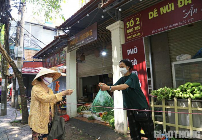 "Tôi luôn nhắc nhở khách tới mua phải đảm bảo khoảng cách. Nếu không tuân thủ các biện pháp phòng dịch, chúng tôi sẽ từ chối bán hàng”, chị Hoàn cho hay.