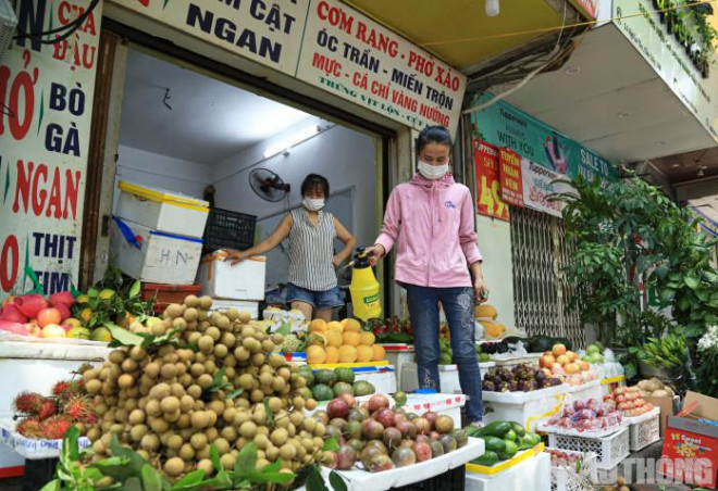 “Bán hoa quả là giải pháp tạm thời để đảm bảo kế sinh nhai, giúp chúng tôi vượt qua thời kỳ khó khăn này", chị Hà chia sẻ.