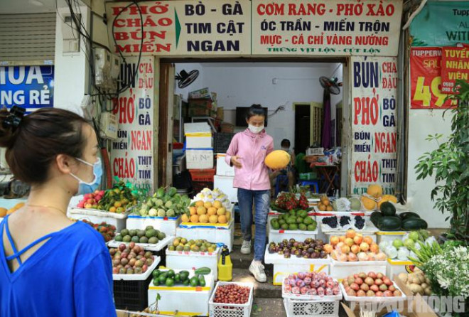 Nằm cạnh cổng chợ Nghĩa Tân, quán bún phở của chị Hoàng Thị Hà đã chuyển sang bán hoa quả gần nửa tháng nay.