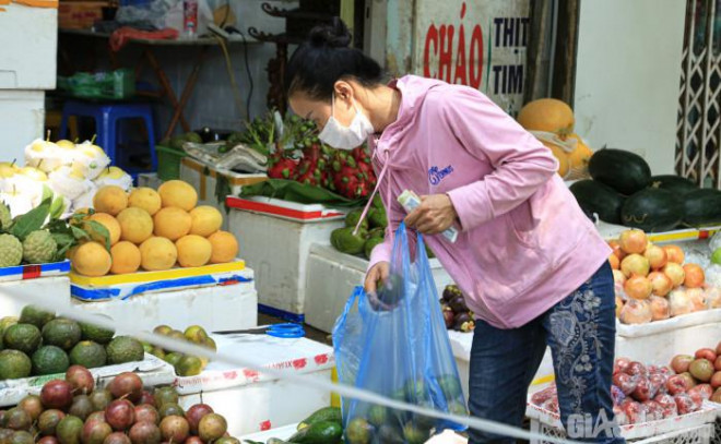 Trong thời điểm dịch bệnh diễn biến phức tạp, chị Hà phải giăng dây để đảm bảo khoảng cách giữa người mua và người bán.