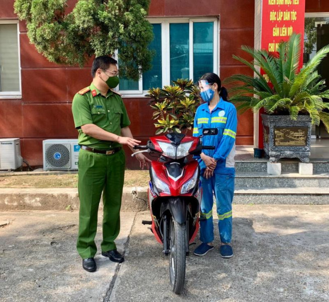 Thay mặt lãnh đạo Công an quận Nam Từ Liêm, Trung tá Đặng Mạnh Cường, Đội trưởng Đội Cảnh sát hình sự trực tiếp trao tặng chiếc xe cho chị Trâm.