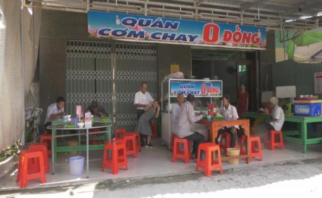 Một chủ tiệm cơm chay trên đường Nguyễn Chí Thanh, Q.10 gần đó cũng chuẩn bị 300-500 phần cơm tặng người có hoàn cảnh khó khăn mỗi ngày. 

