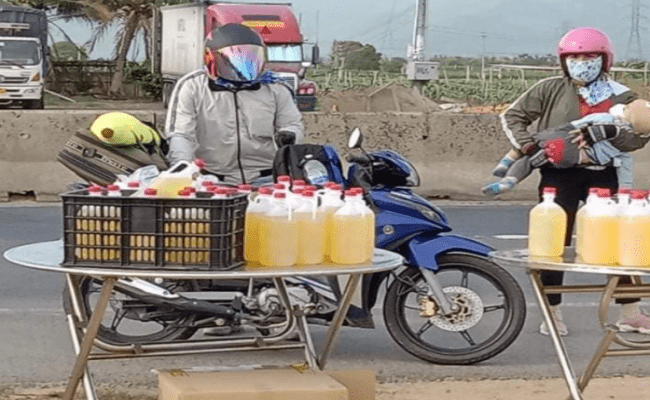 Tại huyện Bắc Bình (Bình Thuận), Đại đức Thích Quảng Thắng, trụ trì chùa Xuân An đã tổ chức &#34;trạm&#34; xăng 0 đồng tiếp sức đồng bào về quê dưới sự hỗ trợ của trạm xăng dầu.&nbsp;
