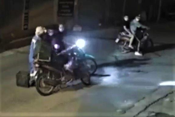 Nữ nhân viên bị chặn đường, cướp xe máy rạng sáng 3-8 - Ảnh cắt từ clip