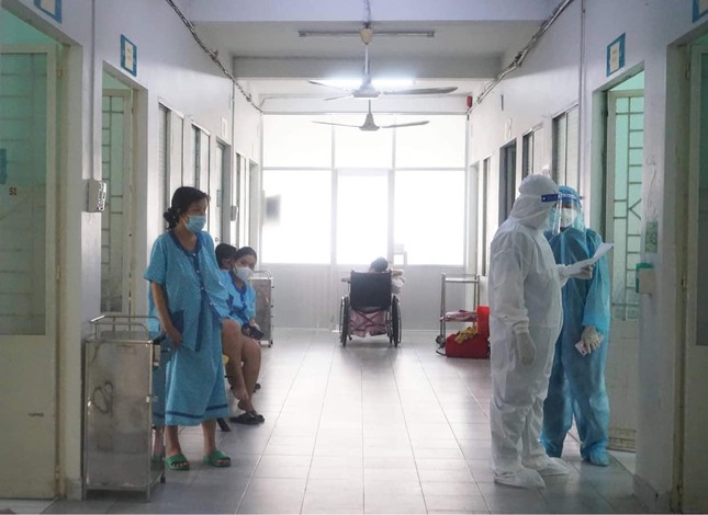 Nhiều phụ nữ đang mang thai mắc COVID-19 được theo dõi, điều trị tại Bệnh viện Hùng Vương.