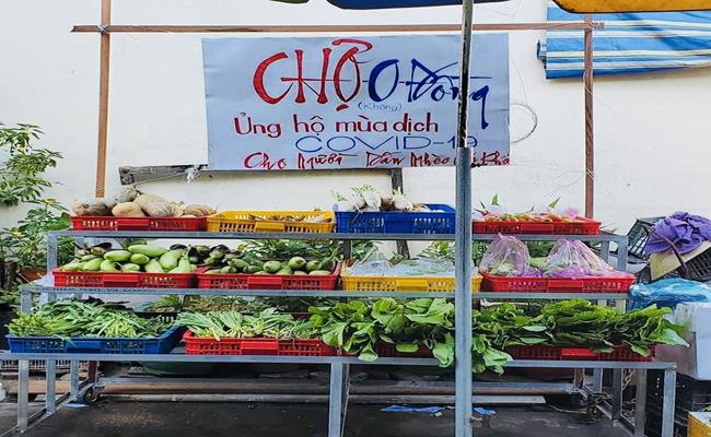 Tên là “chợ“ nhưng đây chỉ đơn giản là một sạp hàng hỗ trợ các thực phẩm như rau, củ, quả miễn phí. 
