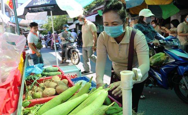 Hầu hết số rau, củ tại đây đều được bà Hà dùng tiền tài trợ và tiền túi để mua. Ngoài ra, bà còn gom lại thực phẩm sau những cuộc giải cứu nông sản ở các tỉnh.
