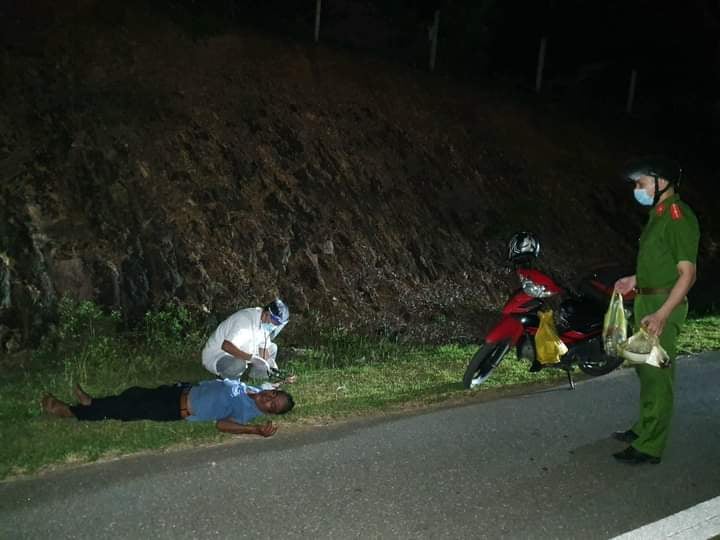 Người đàn ông đi xe máy từ miền Nam về quê bị kiệt sức ngất xỉu bên đường.