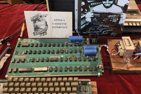 Loạt "đồ cổ" của huyền thoại Steve Jobs và Apple được đưa ra đấu giá