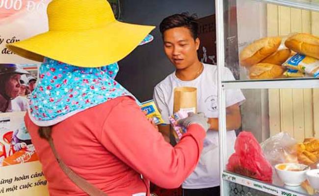 Anh Nguyễn Hữu Lộc (TP.HCM) - người khởi xướng thùng “bánh mì 0 đồng” chia sẻ, đây là lần thứ 2 anh thực hiện chương trình này. 
