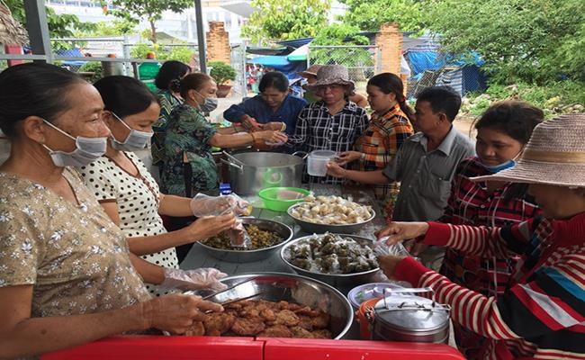 Đồng hành với “bánh mì 0 đồng” còn có những tiệm “cơm từ thiện” làm ấm lòng người dân nghèo.
