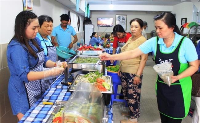 Dù chẳng giàu có gì nhưng khi thấy nhiều hoàn cảnh khó khăn hơn mình, bà Nguyễn Thị Hòa ở Q.10, TP.HCM đã bàn với con cháu góp tiền nấu cơm chay tặng cho người nghèo.&nbsp;
