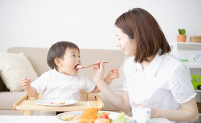 Tuy nhiên, không phải gia đình nào cũng may mắn thuê được người có chuyên môn về trông trẻ. Chính vì vậy sẽ đành phải thuê những người là lao động tự do. Nhu cầu nhiều nên dịch vụ này ngày càng nở rộ. Đây là cơ hội để người không có bằng cấp cũng có thể kiếm được thu nhập cao.&nbsp;
