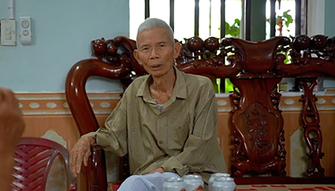 Bác Phú mệt mỏi, gầy rạc vì chịu đựng chứng tiểu đêm nhiều lần.