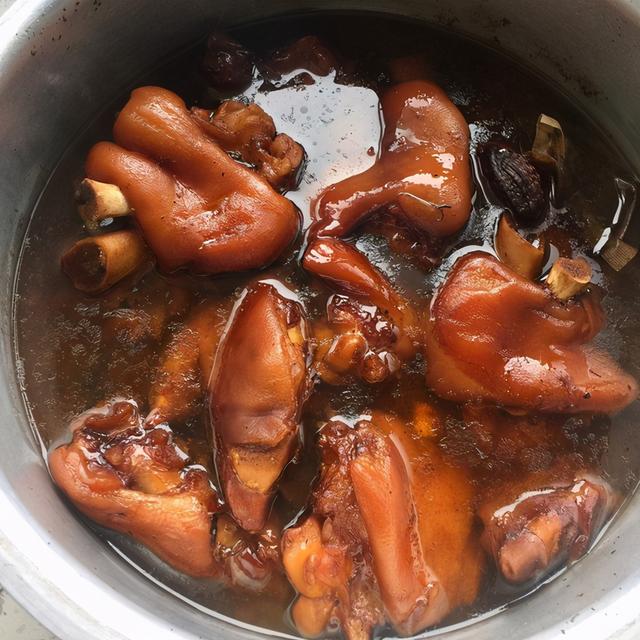 Móng giò là phần rất rẻ của con lợn nhưng biết cách làm thì cực ngon lại bổ dưỡng - 5