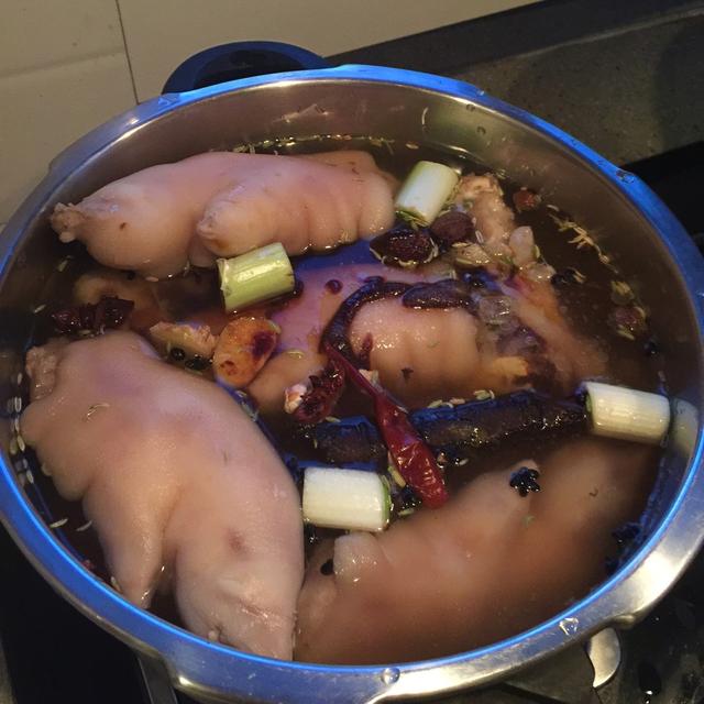 Móng giò là phần rất rẻ của con lợn nhưng biết cách làm thì cực ngon lại bổ dưỡng - 4