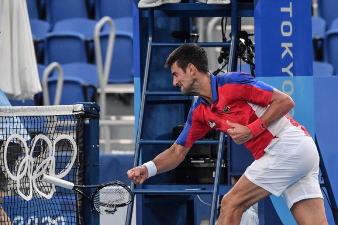 Djokovic có những hành động gây tranh cãi sau thất bại ở Olympic