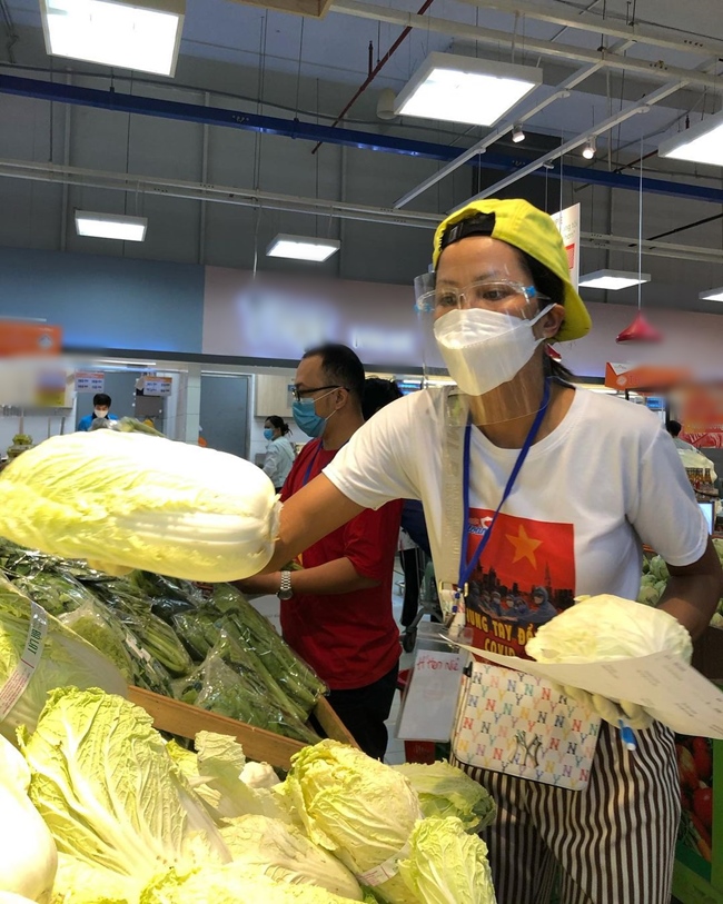 Trong mùa dịch, Hoa hậu tình nguyện tham gia giúp bà con đi chợ, vận chuyển lương thực thực phẩm khi Tp.HCM đang thực hiện chỉ thị giãn cách toàn thành phố. 
