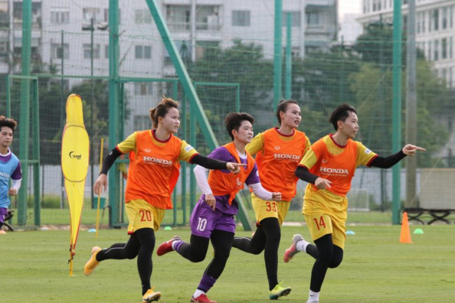 Các cô gái Việt Nam tập luyện hăng say chuẩn bị vòng loại Asian Cup 2022. Ảnh: AN.