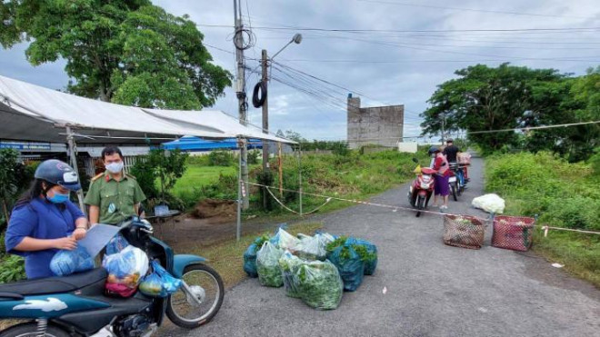 Người vận chuyển nông sản nhỏ lẻ rất khó lọt qua các chốt này. Ảnh: Vũ Phong