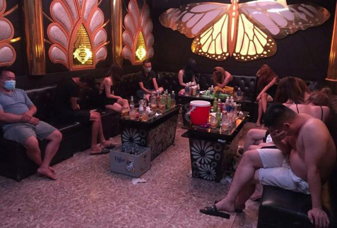 Lực lượng Công an thị xã&nbsp;Duy Tiên phát hiện tại phòng Vip3 quán karaoke Luxuly Nguyên Vũ có 14 khách hát