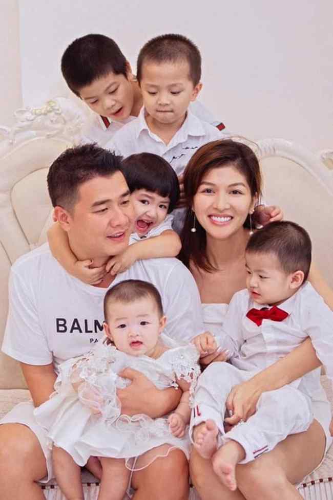 Ở tuổi 35, mỹ nhân quê Vũng Tàu trở thành bà mẹ đông con nhất showbiz Việt với 6 nhóc tì: 4 trai, 2 gái. 
